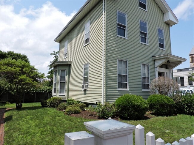 Building Photo - 13 Pleasant St