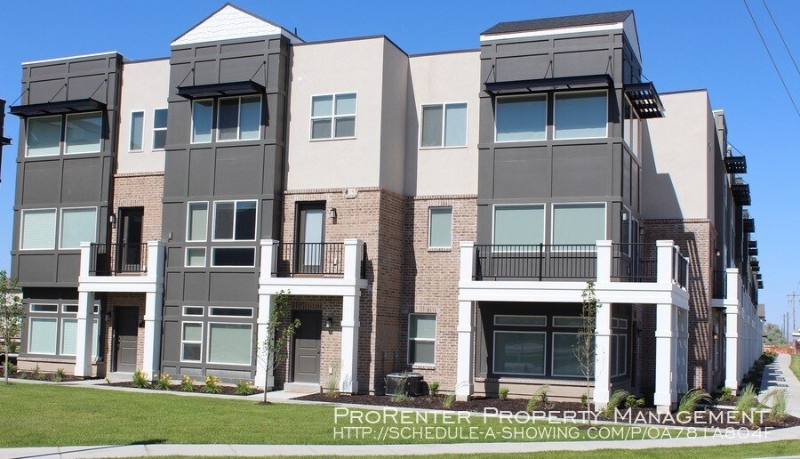 Foto principal - Gorgeous 2 Bed, 4 Bath Station Park Townhome