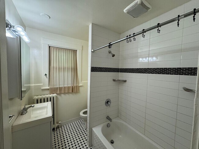 Foto del edificio - Great two story townhouse in the heart of Squirrel Hill!