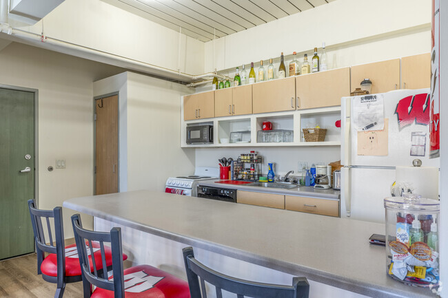 3BR, 1BA - 903SF - Kitchen - Park Terrace West Apartments - Location is...