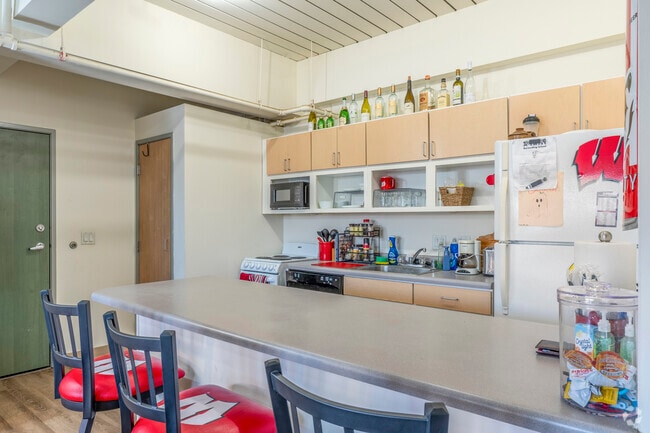 3BR, 1BA - 903SF - Kitchen - Park Terrace West