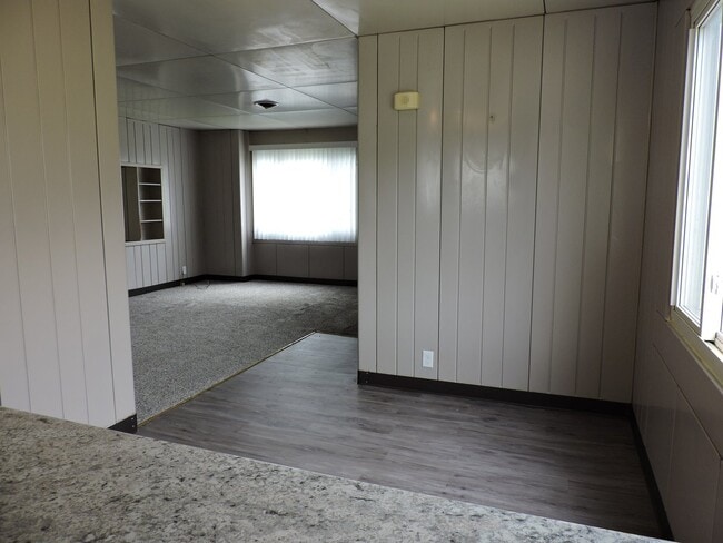 Building Photo - 2 bedroom, 1 bath house