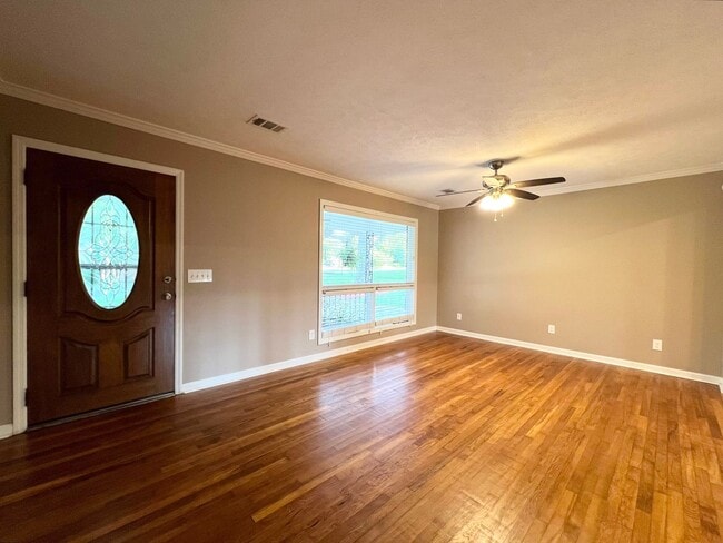 Building Photo - 3 bedroom 2 bath