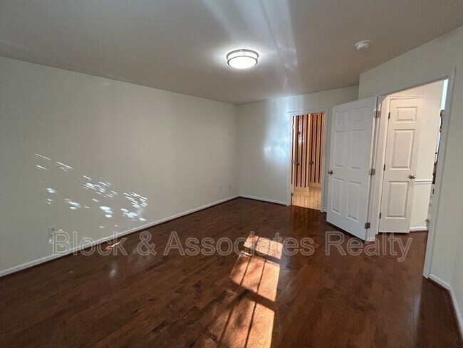 Foto del edificio - 7500 Riverside Ct