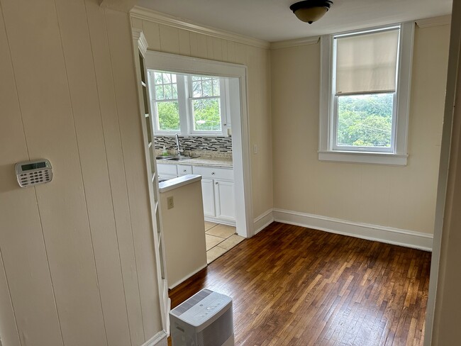 Nice little area off kitchen that has been used as a breakfast nook - 20 S Crest Rd