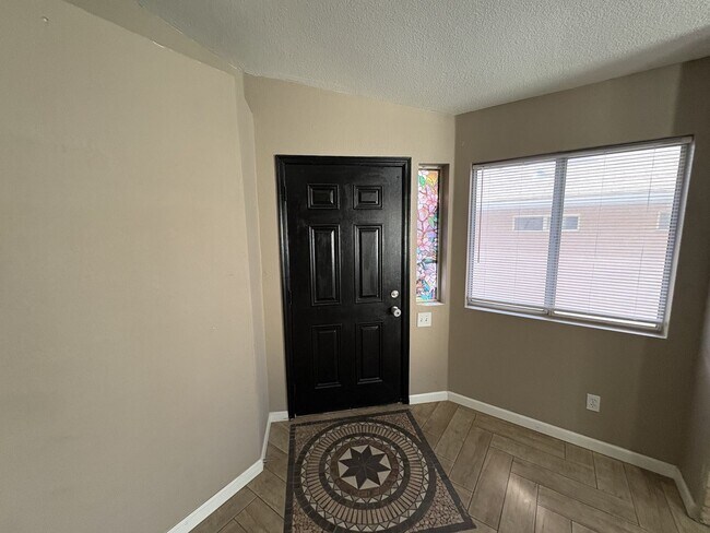 Foto del edificio - Great eastside location four bedrooms