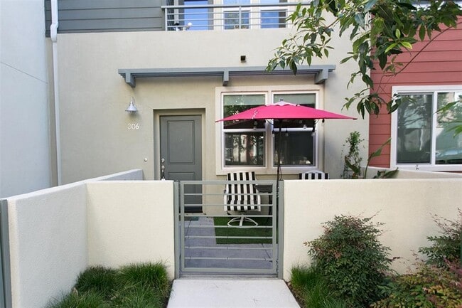 Foto del edificio - Urban living in this Gorgeous 3 bedroom 3....