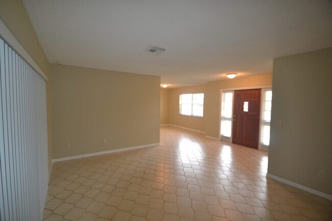 Building Photo - 1581 Wyndcliff Dr