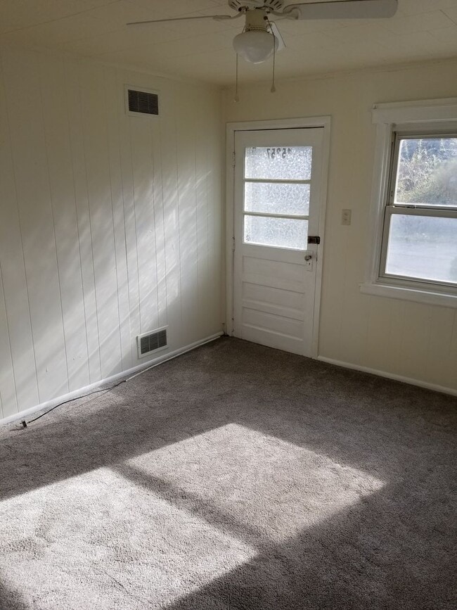 Building Photo - Two Bedroom House