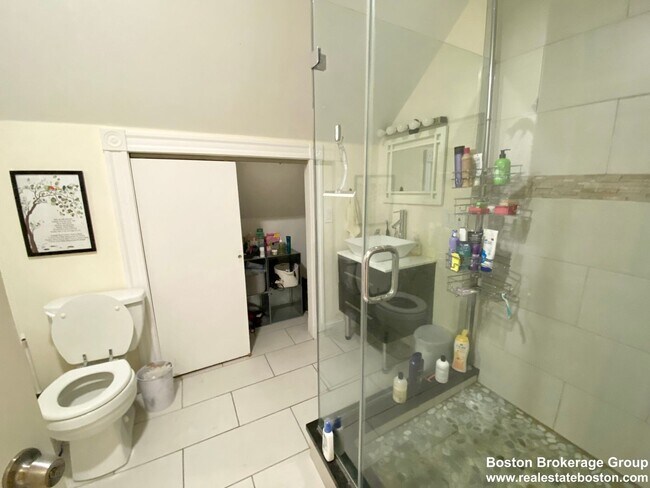 Foto del edificio - Super Renovated Apt Near NEU!  Laundry in Unit, Spacious and Sunny!