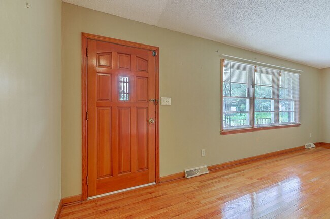 Foto del edificio - Spacious and Charming Brick Ranch in the H...