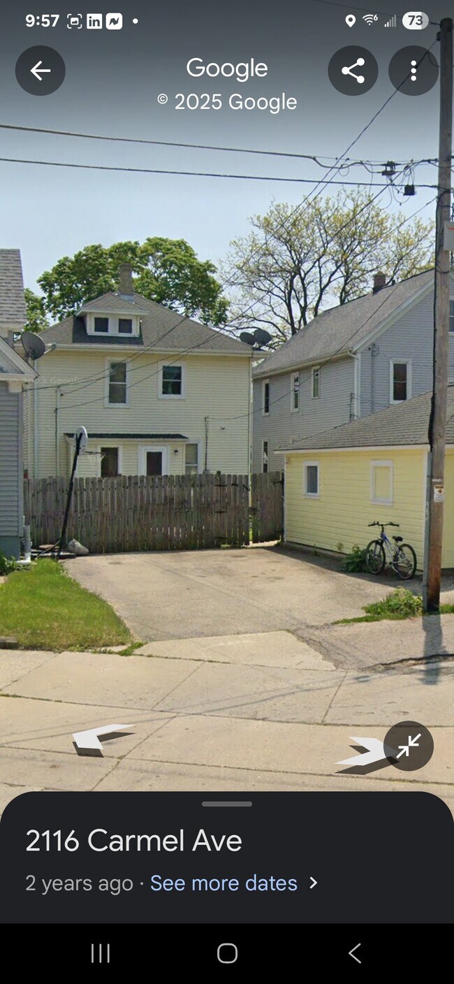 1 lugar fuera de la calle, en la parte trasera del callejón - 2112 Clarence Ave