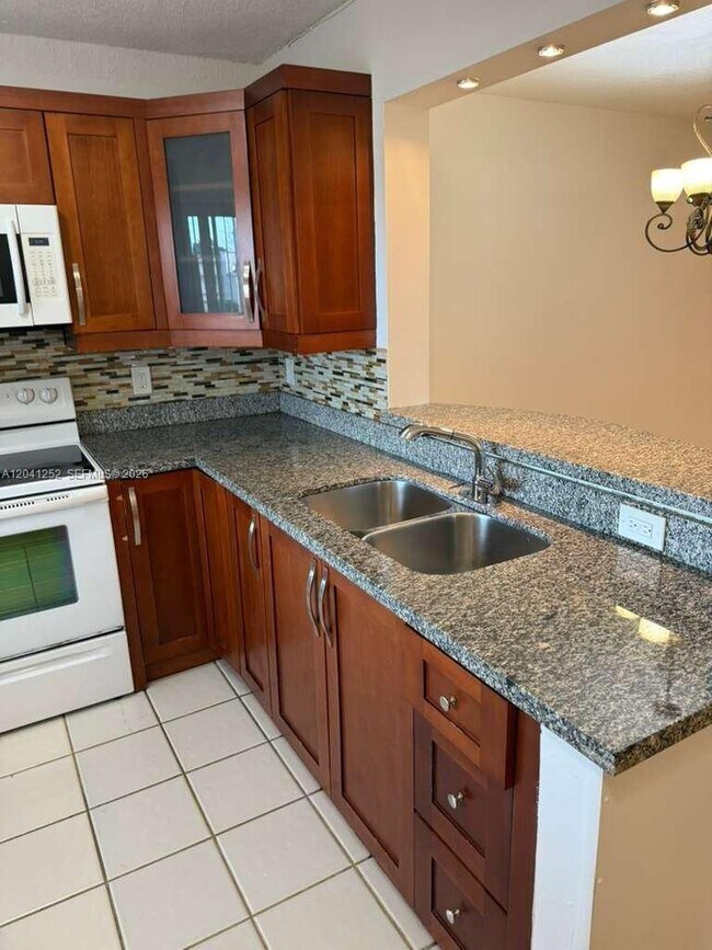 Foto del edificio - 8610 N Sherman Cir