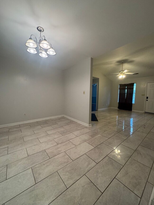 Foto del edificio - 95 Hampton Oaks Dr