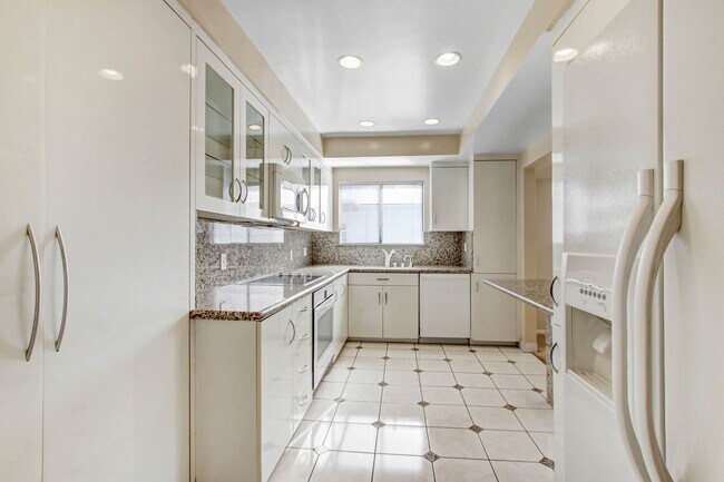 Foto del edificio - Spacious & Bright 3BR Condo with Bonus Room, Secured Parking & Hollywood History!