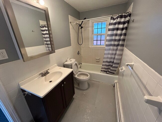 bathroom - 137-1 Vernon Ave