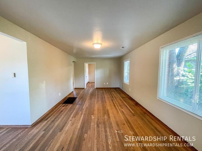 Building Photo - 2009 NW Tyler Ave