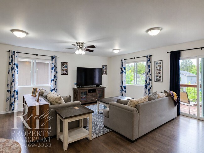 Foto del edificio - Spacious 3-Story Home with Flexible Living Space, Heat Pump & Private Deck Retreat