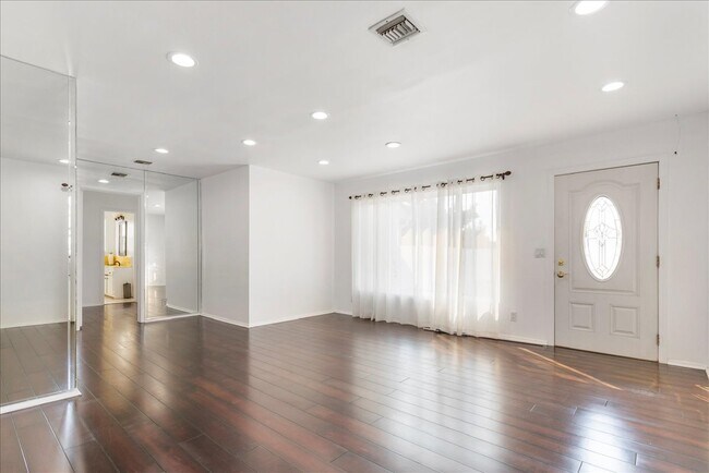 Building Photo - 520 Magnolia Ave