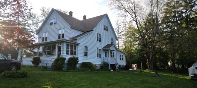 Building Photo - 5 Riverview Pl