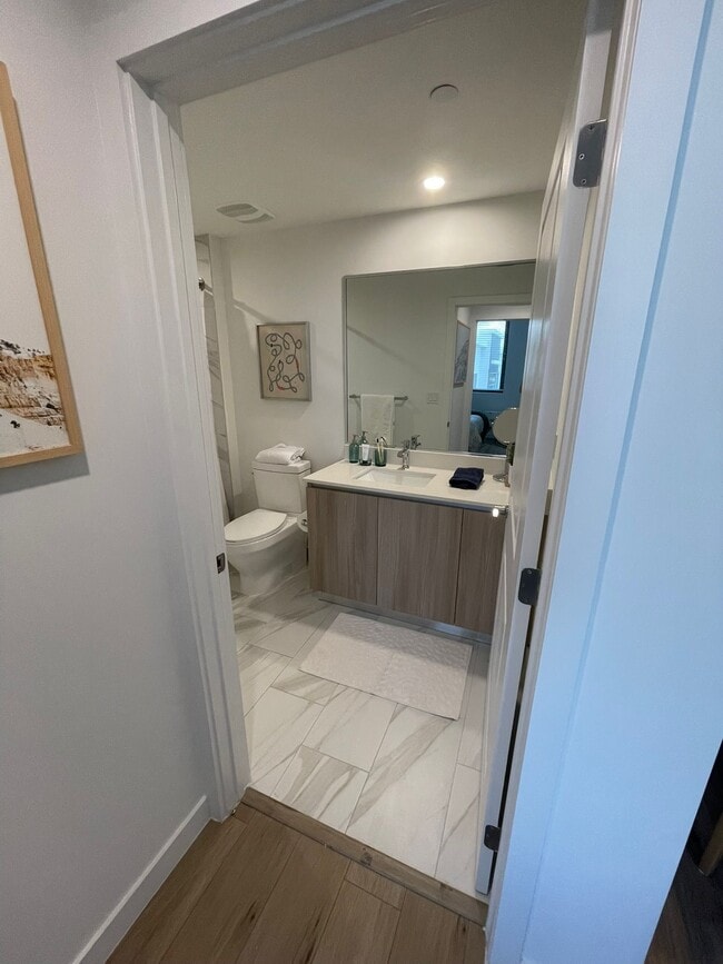 Building Photo - 520 W 79th St