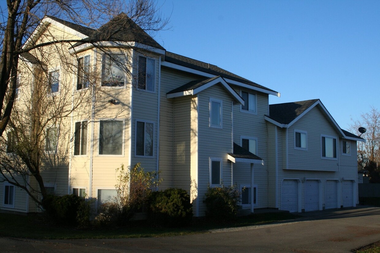 Primary Photo - Cute remodeled unit!! A Must see!