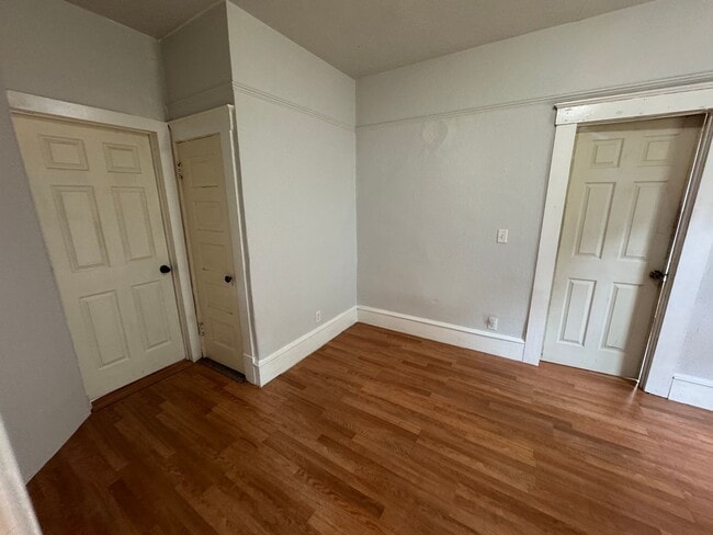 Building Photo - Cozy Home