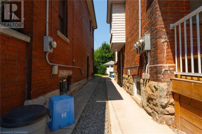 Building Photo - 102 Gladstone Ave