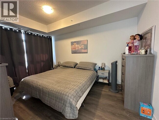 Photo du bâtiment - 550 N Service Rd