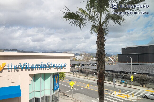 Building Photo - 105 S Fairfax Ave