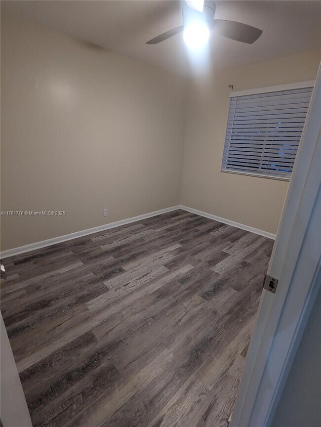 Foto del edificio - 703 Gardens Dr