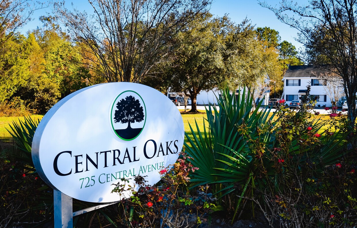 Foto principal - Central Oaks Apartments