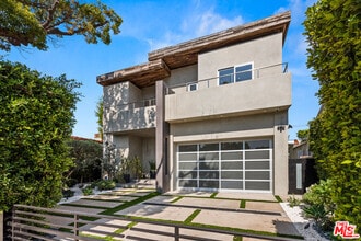 Building Photo - 6617 Lindenhurst Ave