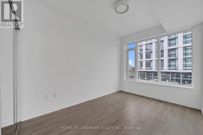 Photo du bâtiment - 2485 Eglinton Ave W