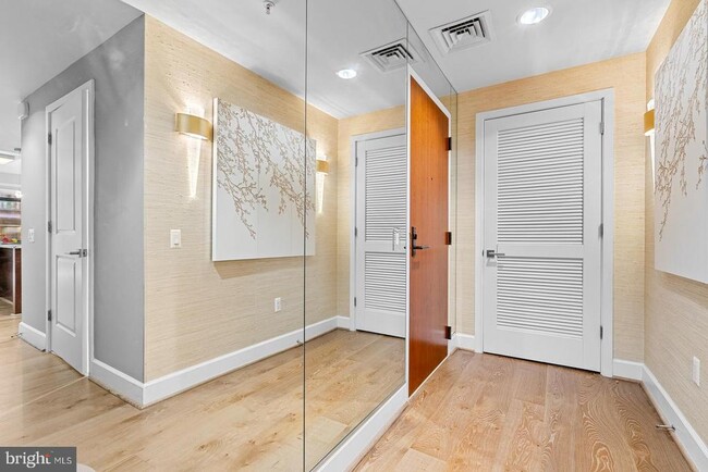 Foto del edificio - 7171 Woodmont Ave