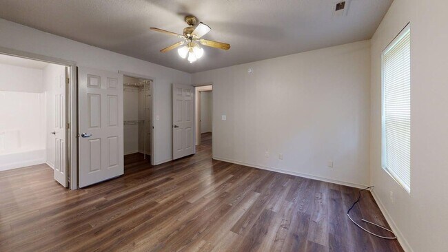 Building Photo - 1709 Redbud Dr