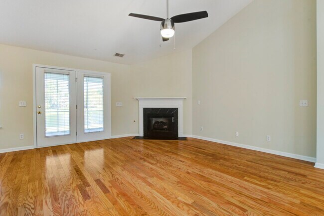 Foto del edificio - 454 Hainesworth Dr