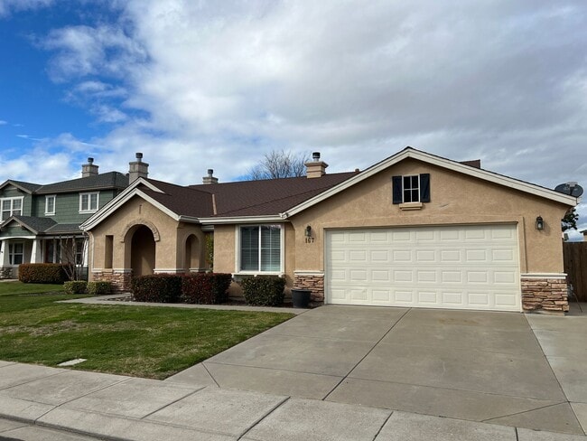 Building Photo - 4 bedrooms, an office and single-story hom...