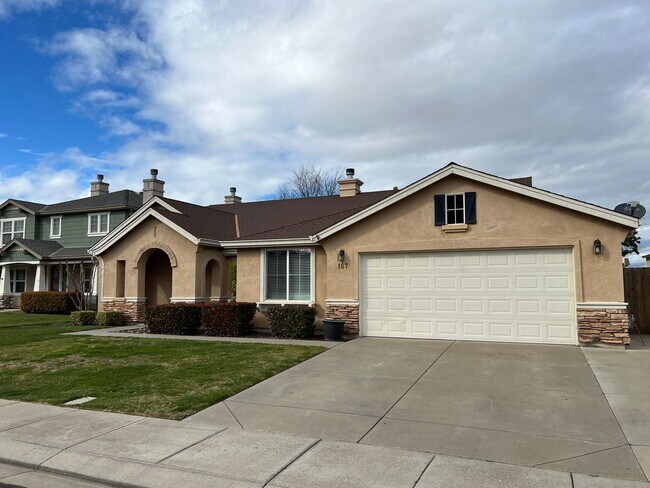 Building Photo - 4 bedrooms, an office and single-story home with a pool!!
