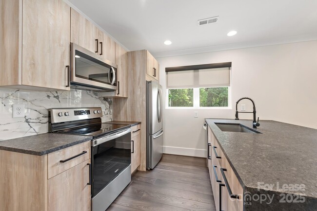 Building Photo - 1928 W Trade St