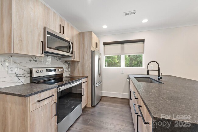 Foto del edificio - 1928 W Trade St