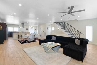Building Photo - 3045 Clinton Dr