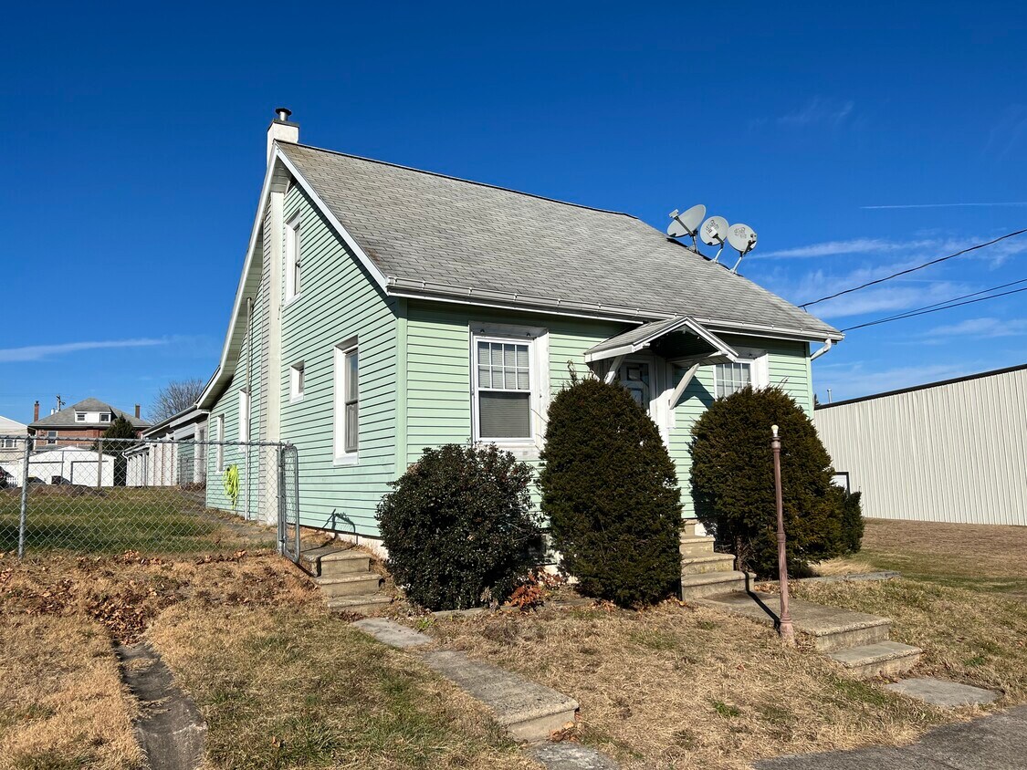 Exterior Front of Dwelling - 237 S Franklin St