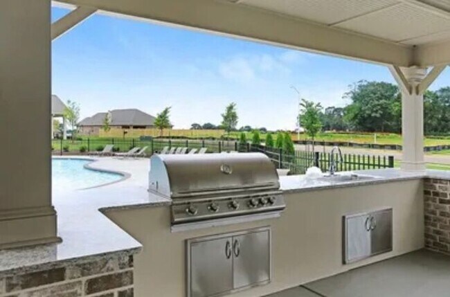 Foto del edificio - Coming in May with a FENCED YARD