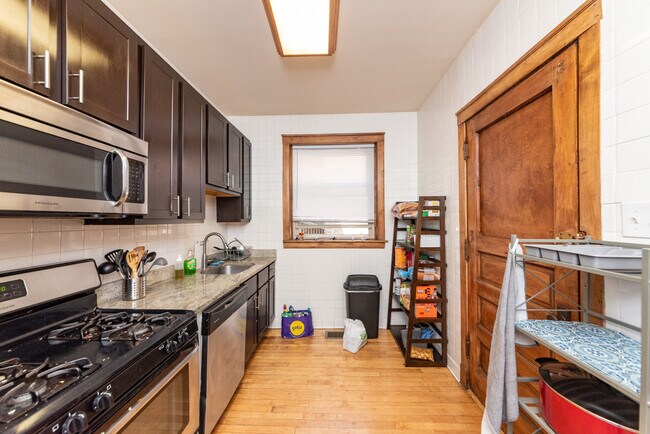 Building Photo - 1537 W Addison St