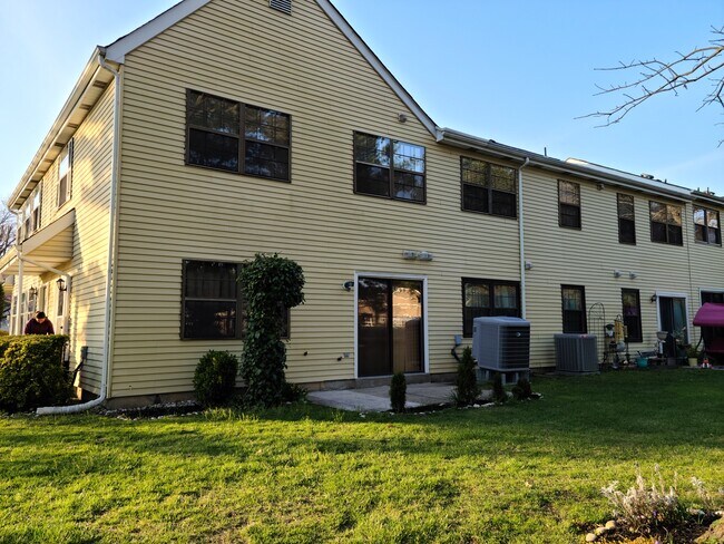 Building Photo - 438A Willow Turn