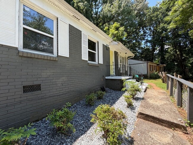 Building Photo - 1224 Octavia St SE