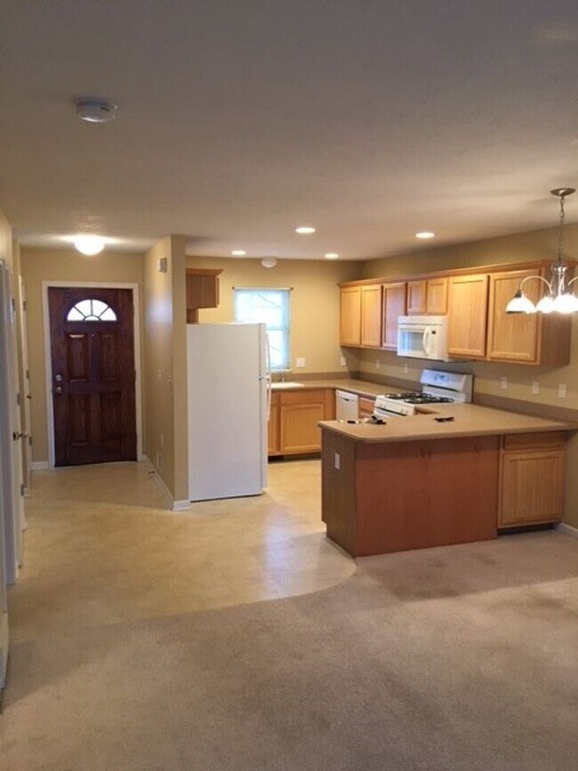 Building Photo - **"Charming Downtown Condo: 3 BR, 2 BA wit...