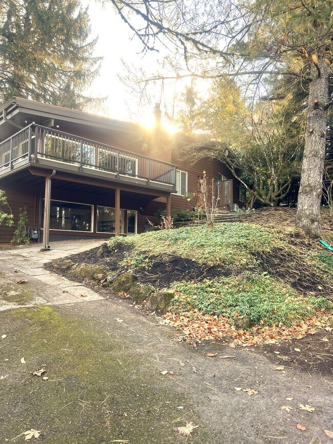 Building Photo - Mid-Centry Home Located in the SW Hills of...