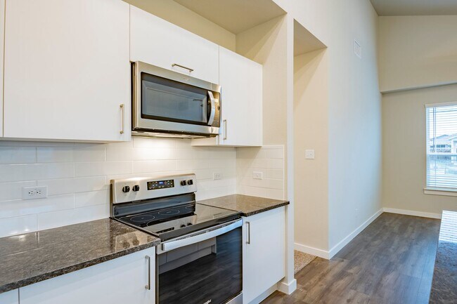 Building Photo - AVAILABLE NOW! GORGEOUS 3 BEDROOM FOUR PLE...